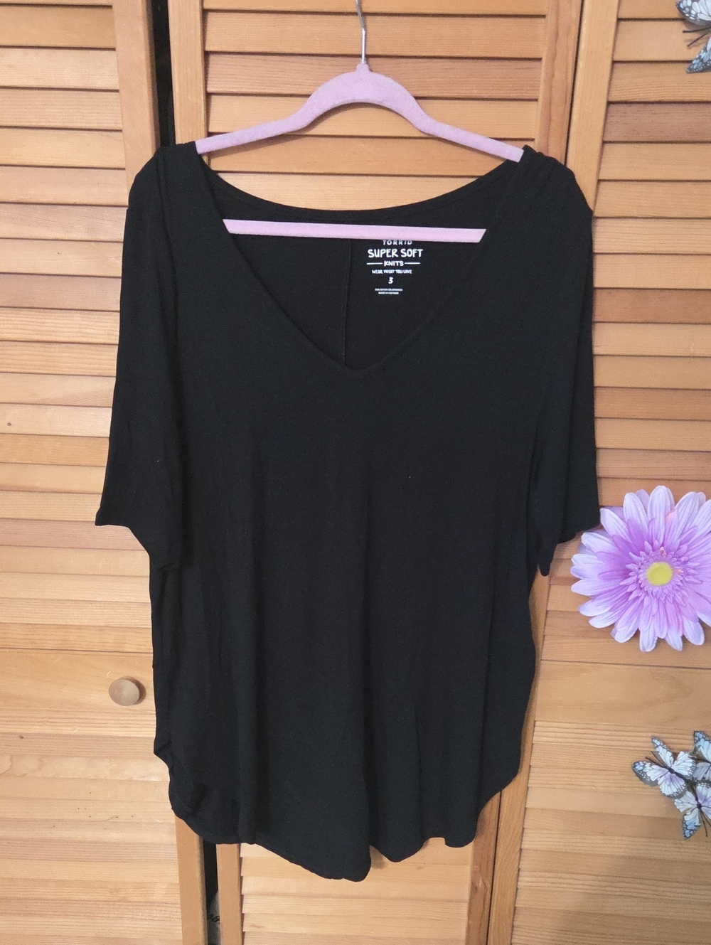 torrid Black V-Neck Short Sleeve Tee